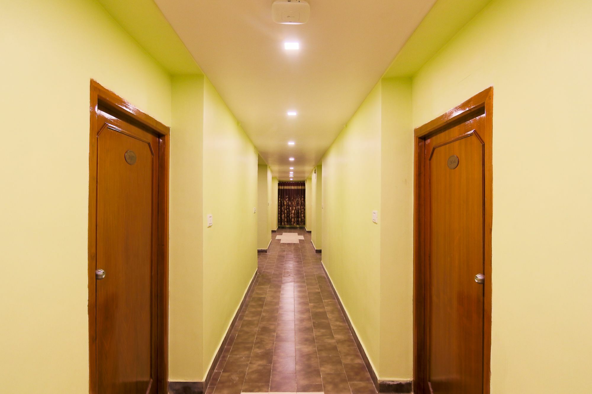 ויסאקפאטנם Oyo 10709 Hotel Sbt מראה חיצוני תמונה